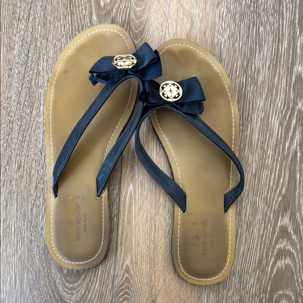Adorable Kate Spade Navy Bow Sandals with Gold brand Accents. Size 10.